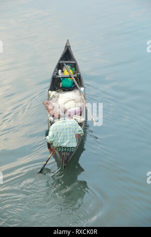 Mann im Boot Stockfoto