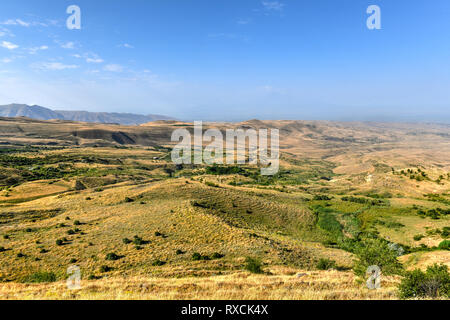 Panoramablick auf die Berge von Jrvezh forest park von voghjaberd Dorf in Armenien. Stockfoto