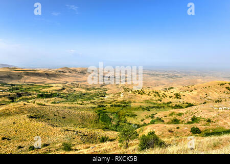 Panoramablick auf die Berge von Jrvezh forest park in Armenien. Stockfoto