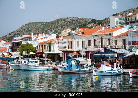 Boote im Hafen von Samos, eine Stadt auf der griechischen Insel Samos, Geburtsort des Mathematikers und Philosophen Pythagoras. Der Hafen ist der älteste ma Stockfoto