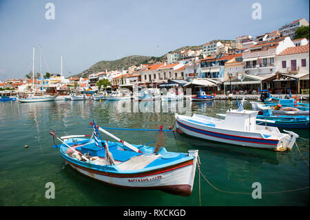 Boote im Hafen von Samos, eine Stadt auf der griechischen Insel Samos, Geburtsort des Mathematikers und Philosophen Pythagoras. Der Hafen ist der älteste ma Stockfoto