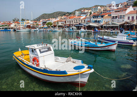 Boote im Hafen von Samos, eine Stadt auf der griechischen Insel Samos, Geburtsort des Mathematikers und Philosophen Pythagoras. Der Hafen ist der älteste ma Stockfoto