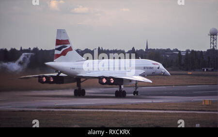 British Airways Concorde supersonic Airliner, Seriennr. G-BOAC, nachbrenner beleuchtet, wobei - weg vom Internationalen Flughafen Birmingham im Oktober 2003. Stockfoto