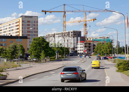 Solna, Schweden - 27. Juni 2016: Blick auf die Armegatan Straße mit laufenden Bauarbeiten im Hintergrund. Stockfoto