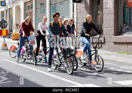 Stockholm, Schweden - 10. Juli 2016: Gruppe junge Erwachsene an der Gotgatsbacken Straße hat ihre Fahrräder gestoppt. Stockfoto