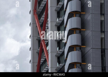 Geschwungene Stahlbleche bedecken eine seltene Außentrefftreppe auf einem hohen Büroturm am 8. Chifley Square und der Hunter Street in Sydney, Australien Stockfoto