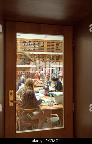 Auf der Suche über eine innere Glastür zum Lesen und Studieren im Inneren der Mitchell Library in Sydney, Australien Stockfoto