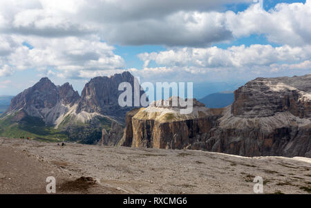 Die Sella Gruppe, Piz Ciavazes Berggipfel. Im Hintergrund Langkofel Gipfel. Die Dolomiten bei Sonnenuntergang. Italienische Alpen. Europa. Stockfoto