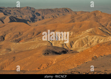 Fantastische Landschaft aus Bergen und Wüste. Das Wadi Dana Nationalpark, Dana finden typische Landschaft. Jordanien Stockfoto