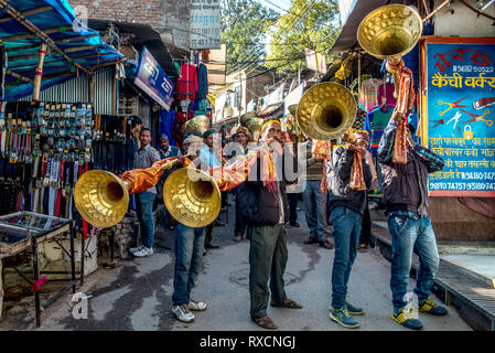 Indien; KULLU, Musiker blasen eine große Trompete während der jährlichen Dusshera-Festival in Kullu, einem Tal im nördlichen Indien Stockfoto