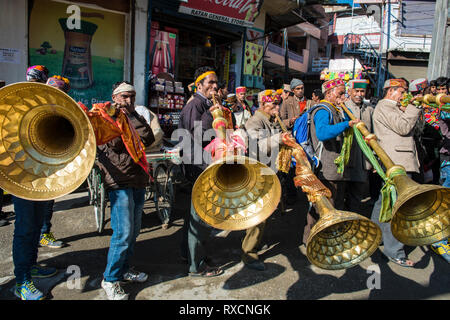 Indien; KULLU, Musiker blasen eine große Trompete während der jährlichen Dusshera-Festival in Kullu, einem Tal im nördlichen Indien Stockfoto