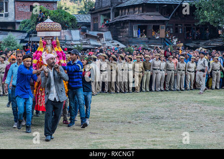 KULLU, Indien während der Dusshera festival Dorfbewohner präsentieren ihre heiligtümer mit der Gottheit Ragunath in Prozessionen Stockfoto