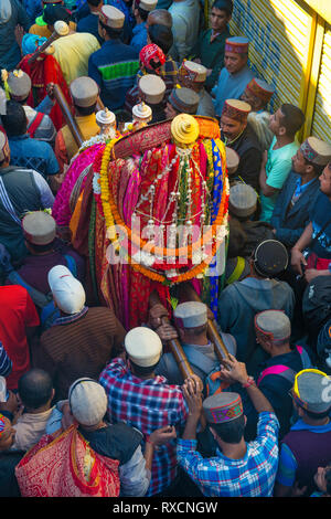 KULLU, Indien während der Dusshera festival Dorfbewohner präsentieren ihre heiligtümer mit der Gottheit Ragunath in Prozessionen Stockfoto