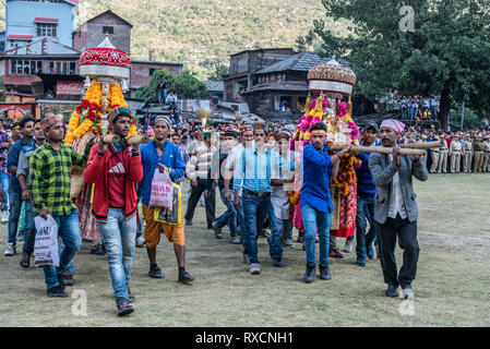 KULLU, Indien während der Dusshera festival Dorfbewohner präsentieren ihre heiligtümer mit der Gottheit Ragunath in Prozessionen Stockfoto