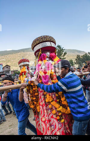 KULLU, Indien während der Dusshera festival Dorfbewohner präsentieren ihre heiligtümer mit der Gottheit Ragunath in Prozessionen Stockfoto