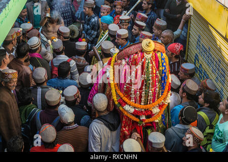 KULLU, Indien während der Dusshera festival Dorfbewohner präsentieren ihre heiligtümer mit der Gottheit Ragunath in Prozessionen Stockfoto