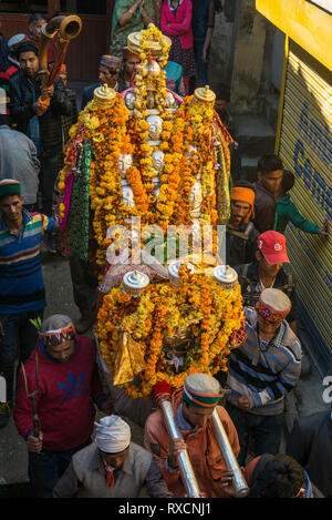 KULLU, Indien während der Dusshera festival Dorfbewohner präsentieren ihre heiligtümer mit der Gottheit Ragunath in Prozessionen Stockfoto