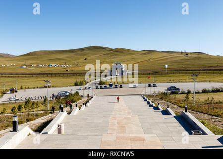 Boldogs Tsonjin, Mongolei - September 14, 2018: Der Riese Dschingis Khan Reiterstatue. Blick von oben auf dem Platz vor der Statue. Eingang zum Th Stockfoto