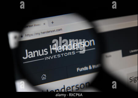 Die Janus Henderson website ist durch ein Vergrößerungsglas betrachtet. Janus Henderson gegründet im Jahr 2017, wenn Janus Capital Group und Henderson Global Investors Stockfoto
