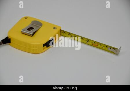 Ein gelbes Band messen zu neun Zentimeter verlängert Stockfoto