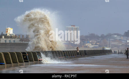 Starke Winde und eine Flut an New Brighton, Wirral, verursacht Wellen auf das Meer Wände zum Absturz zu bringen. Stockfoto