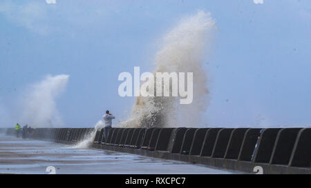 Starke Winde und eine Flut an New Brighton, Wirral, verursacht Wellen auf das Meer Wände zum Absturz zu bringen. Stockfoto