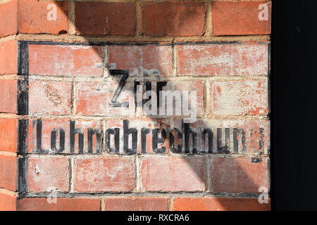 Schriftzug auf der Fassade mit den Worten "Lohnbuchhaltung" Stockfoto