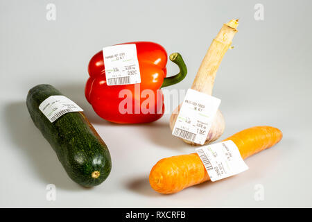 Gemüse mit Preis, ohne individuelle Verpackung, Supermarkt aus dem Gemüse, Stockfoto