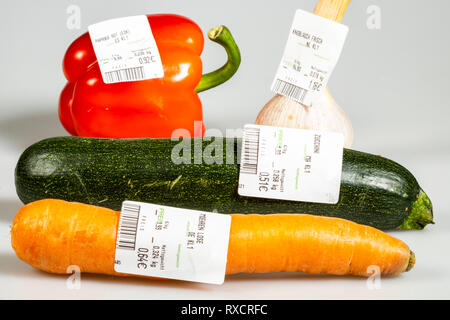 Gemüse mit Preis, ohne individuelle Verpackung, Supermarkt aus dem Gemüse, Stockfoto