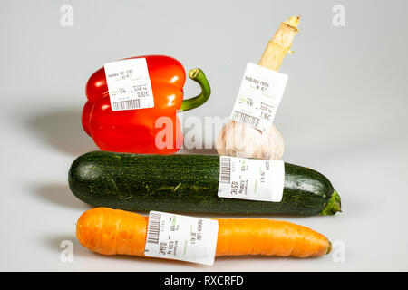 Gemüse mit Preis, ohne individuelle Verpackung, Supermarkt aus dem Gemüse, Stockfoto