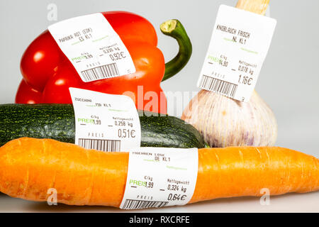 Gemüse mit Preis, ohne individuelle Verpackung, Supermarkt aus dem Gemüse, Stockfoto