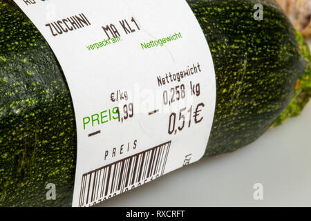 Gemüse mit Preis, ohne individuelle Verpackung, Supermarkt aus dem Gemüse, Stockfoto