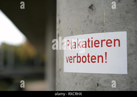 Plakat Werbung verboten Stockfoto