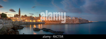 Sonnenuntergang Panorama Hafen von Monopoli in der Metropolregion Stadt Bari und der Region Apulien (Puglia), Italien und wunderschön beleuchteten Dom Stockfoto