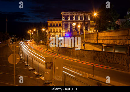 Stadt Budapest bei Nacht in Ungarn, leichte Wanderwege auf Antall József Straße mit beleuchteten Ungarische Akademie der Wissenschaften (Magyar Tudomanyos Akademia Stockfoto