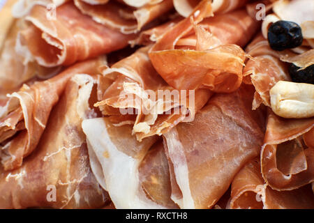 Closeup Geschnittene frische Brötchen von jamon. Sommer Wochenenden. Stockfoto