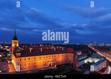 Polen, der Stadt Warschau, dem Königlichen Schloss bei Nacht beleuchtet und Copper-Roof Palace, UNESCO Weltkulturerbe Stockfoto