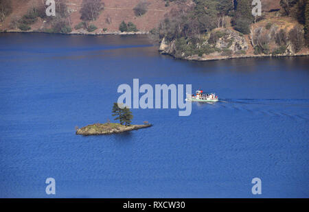 Das Ullswater Dampfgarer der Fähre vorbei an Wand Holm Insel im Nationalpark Lake District, Cumbria, England, Großbritannien Stockfoto