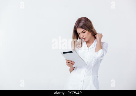 Porträt der schönen blonden Arzt im weißen Kittel mit digitalen Tablet Stockfoto