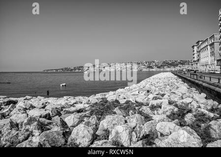 Neapel, Italien - August 09, 2015: Am Ufer des Sees in Neapel. Blick auf steinigem Strand von Neapel. Stockfoto