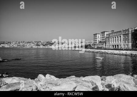 Neapel, Italien - August 09, 2015: Am Ufer des Sees in Neapel. Blick auf steinigem Strand von Neapel. Stockfoto