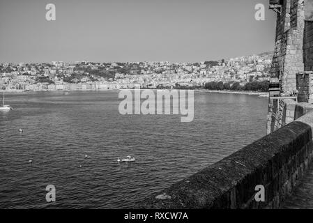 Neapel, Italien - August 09, 2015: Am Ufer des Sees in Neapel. Blick auf steinigem Strand von Neapel. Stockfoto