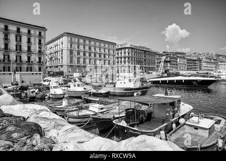 Neapel, Italien - August 09, 2015: Am Ufer des Sees in Neapel. Viele Boote am Ufer und große Häuser. Stockfoto