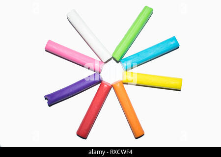 Bunte Ton Stöcke von Plastilin Ton Teig angeordnet auf einem Kreis auf weißem Hintergrund geformt isoliert gemacht Stockfoto