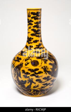 Gelb und Brown-Enameled 'Dragon' Flasche Vase. China. Datum: 1662-1722. Abmessungen: H 23,4 cm (9 3/16 in.); Durchm. 13,2 cm (5 3/16 in.). Porzellan mit gelb und braun gebrannte Glasur noch mal überglasieren Emaille. Herkunft: China. Museum: Das Chicago Art Institute. Stockfoto