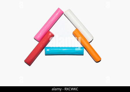 Großbuchstabe A-Multi-farbigen Lehm Sticks bilden die Buchstaben "A" auf weißem Hintergrund Stockfoto