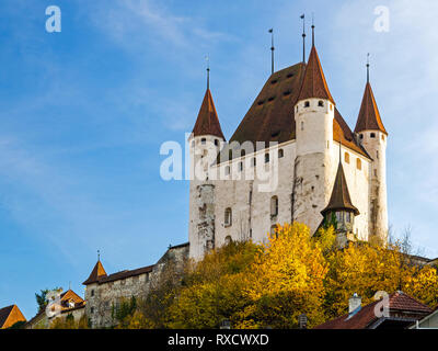 Schloss Thun im Herbst, Berner Oberland, Schweiz Stockfoto