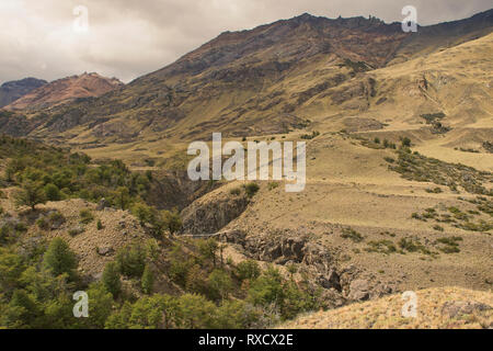 Hängebrücke über den Fluss Aviles, Patagonien Nationalpark, Aysen, Patagonien, Chile Stockfoto