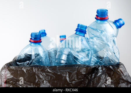 Zusammensetzung mit Kunststoff Flaschen Mineralwasser. Kunststoffabfälle. Plastikflaschen recyceln Hintergrund Konzept Stockfoto