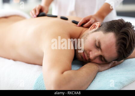Schöner Mann in Massage im Spa Salon Stockfoto